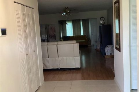 Condo in Sun City Center, Florida, 2 bedrooms № 2144845 - photo 3