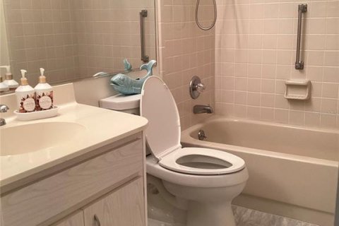 Condo in Sun City Center, Florida, 2 bedrooms № 2144845 - photo 4