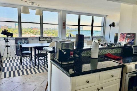 Снять в аренду кондоминиум в Норт-Майами, Флорида 2 спальни, 109.72м2, № 1957756 - фото 1