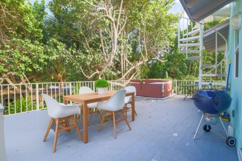 Снять в аренду виллу или дом в Бока-Ратон, Флорида 3 спальни, 181.44м2, № 1223289 - фото 1