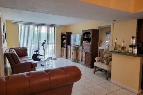 Condo in Lauderhill, Florida, 2 bedrooms № 2367726 - photo 2
