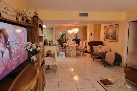 Condo in Lauderhill, Florida, 2 bedrooms № 2367726 - photo 3