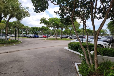 Condo in Lauderhill, Florida, 2 bedrooms № 2367726 - photo 15