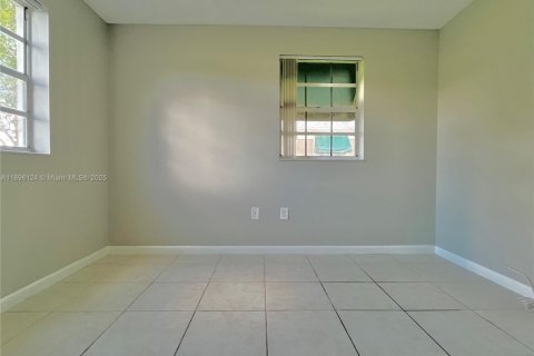 Снять в аренду таунхаус в Купер-Сити, Флорида 3 спальни, 120.96м2, № 1949870 - фото 16