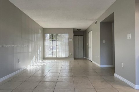 Снять в аренду таунхаус в Купер-Сити, Флорида 3 спальни, 120.96м2, № 1949870 - фото 12