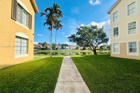 Condominio en alquiler en West Palm Beach, Florida, 1 dormitorio, 70.61 m2 № 1989408 - foto 2