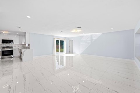 Снять в аренду виллу или дом в Бока-Ратон, Флорида 4 спальни, 197.88м2, № 2005419 - фото 4