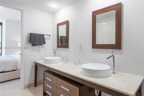 Condo in Miami, Florida, 2 bedrooms  № 2241381 - photo 17