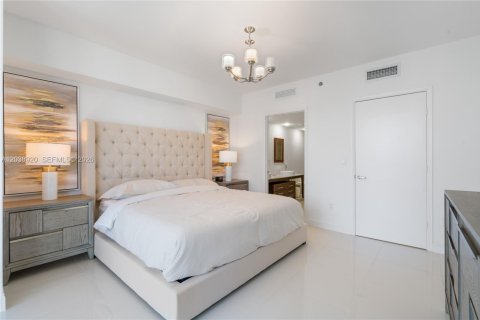 Condo in Miami, Florida, 2 bedrooms  № 2241381 - photo 12