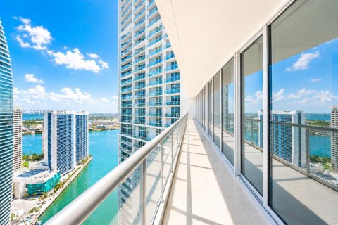 Condo in Miami, Florida, 2 bedrooms  № 2241381 - photo 2