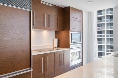Condo in Miami, Florida, 2 bedrooms  № 2241381 - photo 27