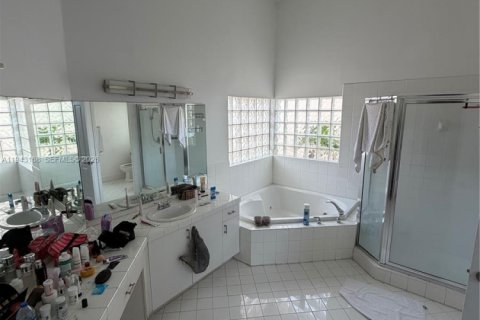 Villa ou maison à louer à Miami, Floride: 4 chambres, 226.5 m2 № 1999525 - photo 24