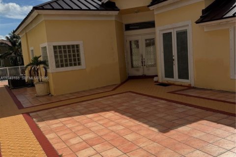 Villa ou maison à louer à Miami, Floride: 4 chambres, 226.5 m2 № 1999525 - photo 10