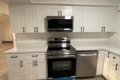 House in Miami Gardens, Florida 3 bedrooms, 157.38 sq.m. № 2011500 - photo 9