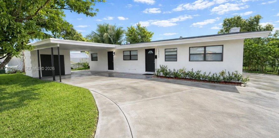 House in Miami Gardens, Florida 3 bedrooms, 157.38 sq.m. № 2011500