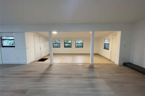 House in Miami Gardens, Florida 3 bedrooms, 157.38 sq.m. № 2011500 - photo 13