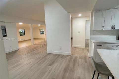 House in Miami Gardens, Florida 3 bedrooms, 157.38 sq.m. № 2011500 - photo 12