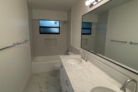 House in Miami Gardens, Florida 3 bedrooms, 157.38 sq.m. № 2011500 - photo 23