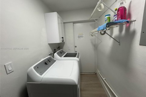 House in Miami Gardens, Florida 3 bedrooms, 157.38 sq.m. № 2011500 - photo 25