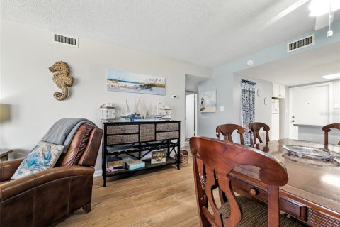 Condo in New Smyrna Beach, Florida, 2 bedrooms  № 1888481 - photo 16