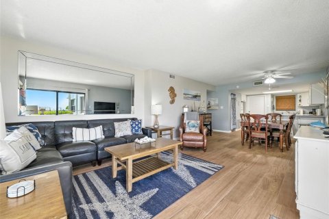Condo in New Smyrna Beach, Florida, 2 bedrooms  № 1888481 - photo 10