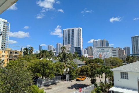 Condo in Miami, Florida, 1 bedroom  № 1943389 - photo 1