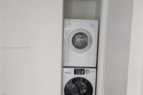 Condo in Miami, Florida, 1 bedroom  № 1943389 - photo 5