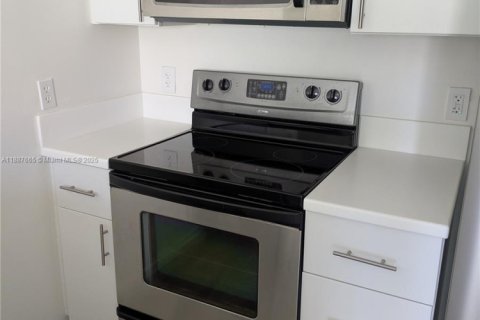 Condo in Miami, Florida, 1 bedroom  № 1943389 - photo 7