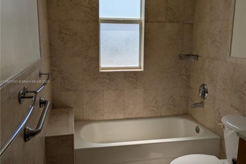Condo in Miami, Florida, 1 bedroom  № 1943389 - photo 9