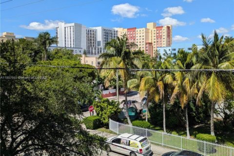 Condo in Miami, Florida, 1 bedroom  № 1943389 - photo 11