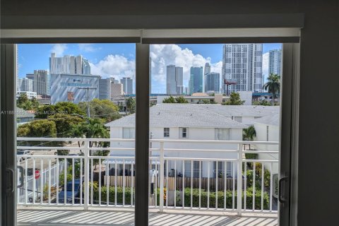 Condo in Miami, Florida, 1 bedroom  № 1943389 - photo 13