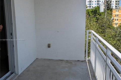 Condo in Miami, Florida, 1 bedroom  № 1943389 - photo 12