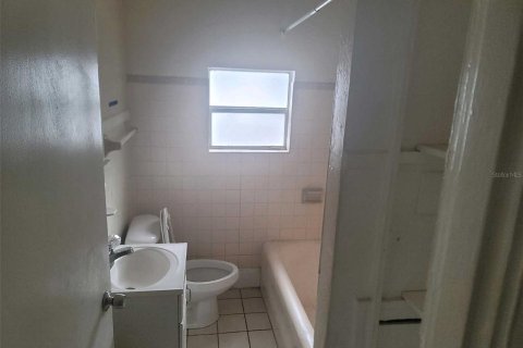 House in Saint Petersburg, Florida 3 bedrooms, 137.12 sq.m. № 2396349 - photo 4