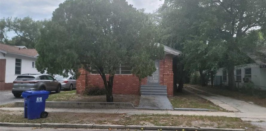 House in Saint Petersburg, Florida 3 bedrooms, 137.12 sq.m. № 2396349