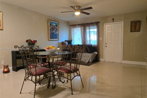 Casa en venta en Pembroke Pines, Florida, 3 dormitorios, 142.14 m2 № 1992842 - foto 5