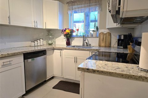 Casa en venta en Pembroke Pines, Florida, 3 dormitorios, 142.14 m2 № 1992842 - foto 7