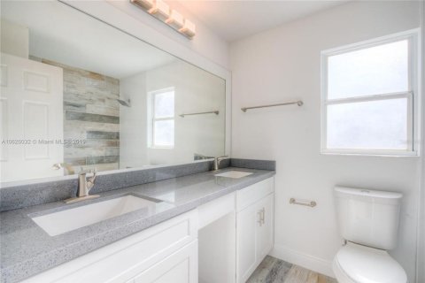 Casa en venta en Orlando, Florida, 5 dormitorios, 228.26 m2 № 2230738 - foto 12