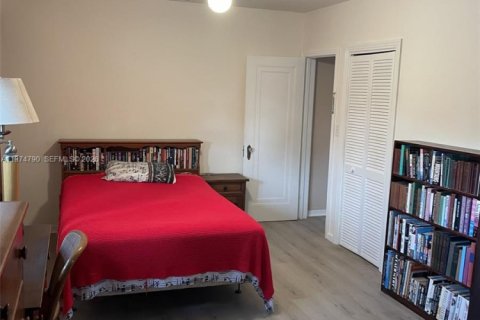 House in Miami, Florida 4 bedrooms, 281.96 sq.m. № 2036103 - photo 5