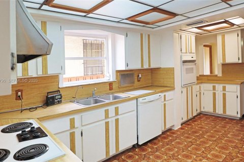 Casa en venta en Miami, Florida, 4 dormitorios, 281.96 m2 № 2036103 - foto 11