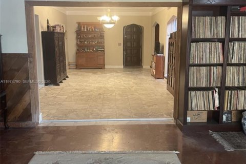 House in Miami, Florida 4 bedrooms, 281.96 sq.m. № 2036103 - photo 3
