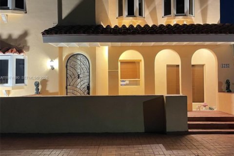 House in Miami, Florida 4 bedrooms, 281.96 sq.m. № 2036103 - photo 10