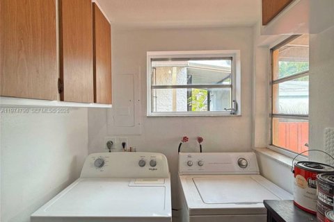 Casa en venta en Miami, Florida, 4 dormitorios, 281.96 m2 № 2036103 - foto 30