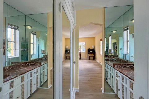 Casa en venta en Miami, Florida, 4 dormitorios, 281.96 m2 № 2036103 - foto 28