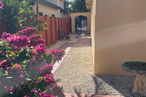 House in Miami, Florida 4 bedrooms, 281.96 sq.m. № 2036103 - photo 9