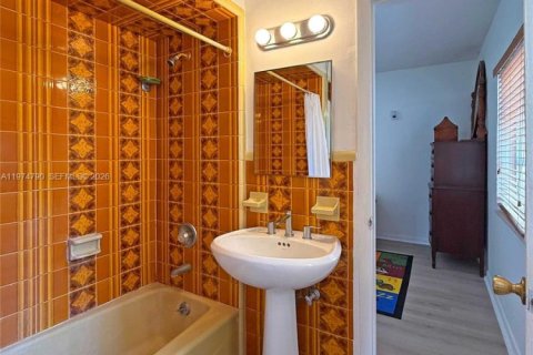 Casa en venta en Miami, Florida, 4 dormitorios, 281.96 m2 № 2036103 - foto 29