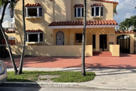 House in Miami, Florida 4 bedrooms, 281.96 sq.m. № 2036103