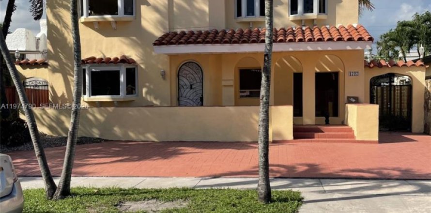 House in Miami, Florida 4 bedrooms, 281.96 sq.m. № 2036103