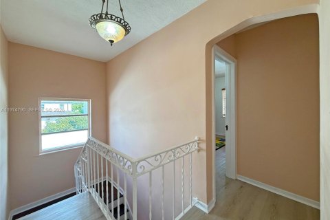 Casa en venta en Miami, Florida, 4 dormitorios, 281.96 m2 № 2036103 - foto 17