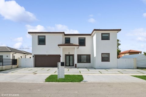 House in Miami, Florida 5 bedrooms, 310.48 sq.m. № 2039628