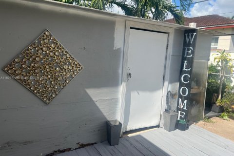 Immobilier commercial à louer à Miami, Floride: 190.64 m2 № 1945376 - photo 12
